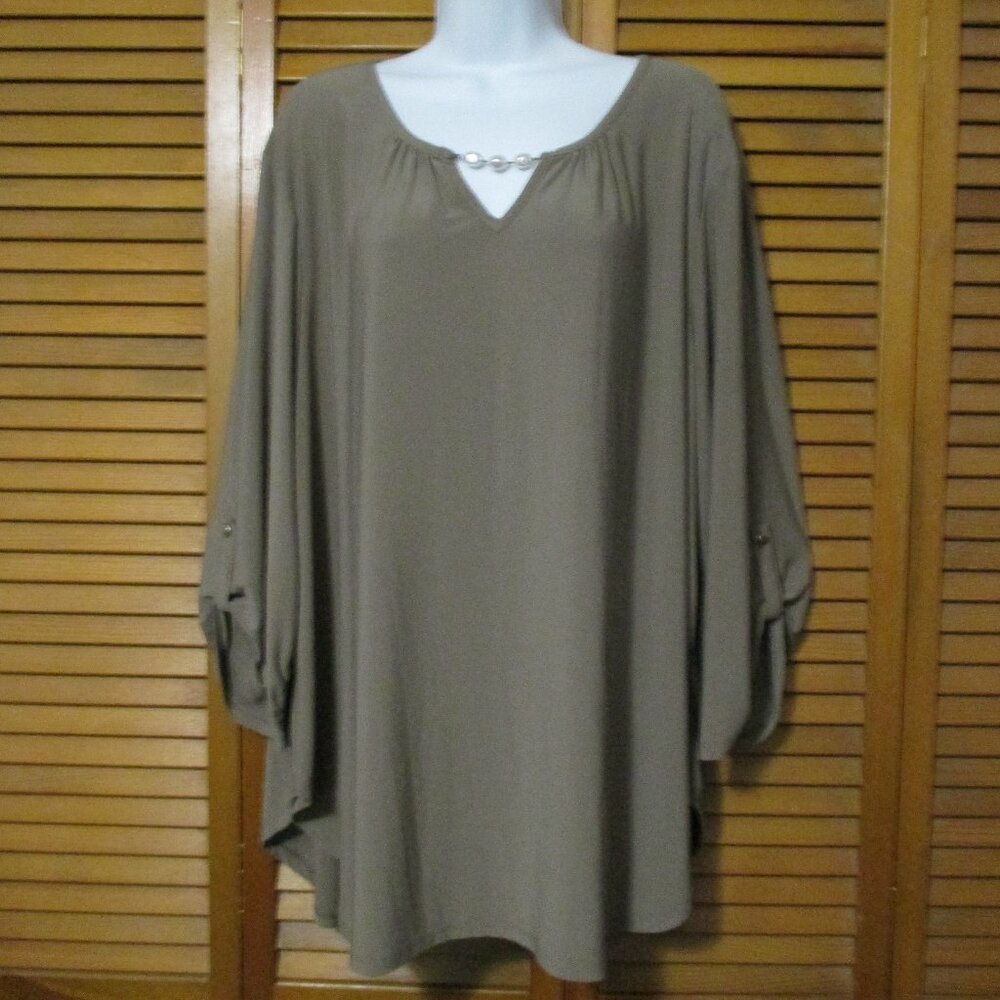 Sami & Jo top, feminine, stretchy, pearl neckline, Tan color 3/4 sleeves size 3x